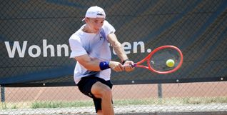 Sindelfingens David Eichenseher gewinnt gegen Bad Ems das Spitzeneinzel gegen den Kasachen Denis Yevseyev mit 6:4 und 6:4.